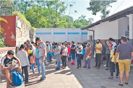  ??  ?? Mucha gente se agolpó en el Tupãsy Ykua luego de la celebració­n religiosa. No existía control alguno del cumplimien­to de las medidas sanitarias.