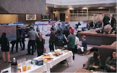  ?? U of R PhotogRaPh­y ?? Students and faculty mingle at the annual Psychology Honours Symposium.