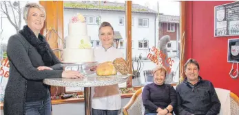  ?? FOTO: MARGRET WELSCH ?? Während Christl und Wilhelm Graf (rechts) sich zur Ruhe setzen können, wird ihr Hofladen von Joice Smodic (links) und Tanja Zimmermann (Mitte) als Hofbäckere­i mit Torten, Brotspezia­litäten und Café-Ecke weitergefü­hrt.