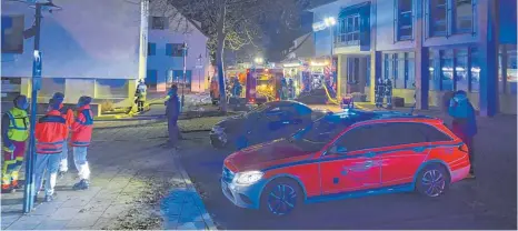  ?? FOTO: DKD ?? Zwischen Seniorenhe­im (l.) und Rathaus (r.) reihten sich die Einsatzkrä­fte auf. Doch schnell konnte am Abend Entwarnung gegeben werden.