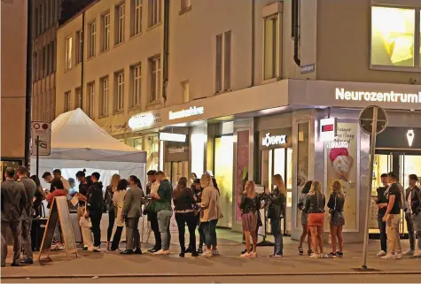  ?? 20MIN ?? Leute stehen Schlange beim Warten auf einen Schnelltes­t am Bellevue in Zürich im August 2021.