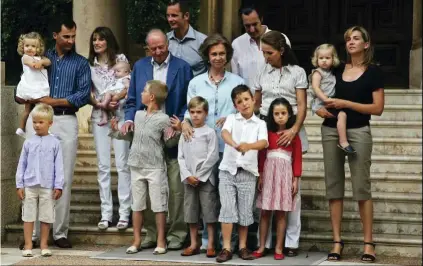  ??  ?? Un posado de verano en Palma para recordar: los Reyes de España, en 2007, junto a sus tres hijos; su nuera Letizia; sus yernos, Iñaki y Jaime; y sus ocho nietos.