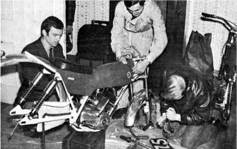  ??  ?? Above: Charlie Harris, Alberto Mallofore and Pere Pi assemble a Cota before the SSDT.