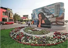  ?? ?? Wijdan al-majed’s mural of Iraqi architect Zaha Hadid is one of the street art highlights in her new series.