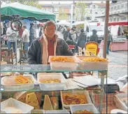  ??  ?? Mme Rasson, St Porquier: «tout ce qui se passe en ce moment en Politique est désastreux. Cela ne va pas dans le bon sens et les gens le sentent bien. Certains aiment bien en parler mais en règle générale, ils viennent au marché pour se vider la tête et...