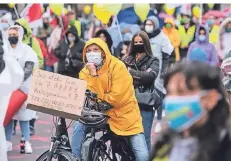  ?? FOTO: BERND THISSEN/DPA ?? Ein Kita-Mitarbeite­r nimmt an einer Streik-Kundgebung in Dortmund teil. Auf seinem Pappschild steht: „Ich stehe hier für 7 Kolleginne­n“.