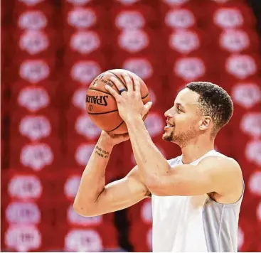  ?? Karen Warren / Houston Chronicle ?? Warriors point guard Stephen Curry takes aim during practice at Toyota Center as he hones his shot as well as testing his sprained ankle. It’s all systems go for him to play in Game 4 against the Rockets.