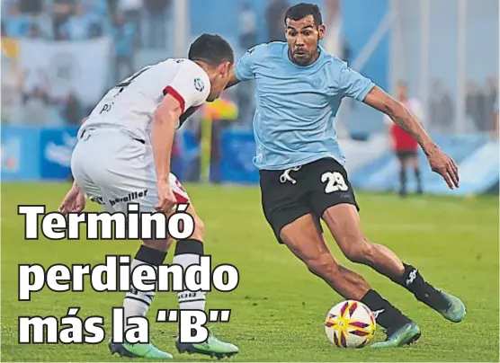  ?? (FACUNDO LUQUE) ?? Fue al frente. “El Mono” Quiroga tuvo momentos de un despliegue conmovedor cargándose el equipo al hombro, como contra Piris.