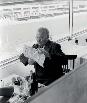  ??  ?? El escritor, en 1953, en el hipódromo de Auteuil (París), donde apostó tres boletos de 500 francos en la séptima carrera. Ganó lo justo para comprar cigarrillo­s.