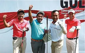  ?? CIPUTRA GOLF, CLUB & RESTO FOR JAWA POS ?? HOBI: Sebagian peserta turnamen, dari kiri, Anton Wahyudi, Alfian Nugraha, Muhammad Abas, dan Kukuh Catur berfoto sebelum bertanding kemarin.