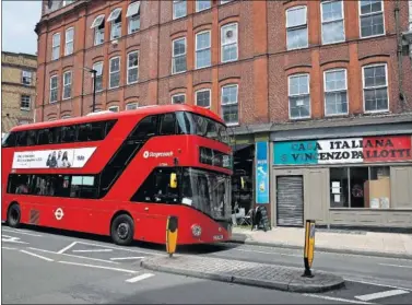  ??  ?? Un bus londinense atraviesa Little Italy, el barrio que aún conserva el acento italiano en la ciudad.