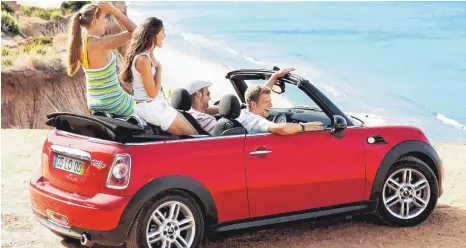  ?? FOTO: DPA ?? Wer im Urlaub den Fahrtwind genießen will, bucht gerne schon vorab ein Miet-Cabrio. Wenn der Anbieter dann keines zur Verfügung stellen kann, sollte man sich wehren.
