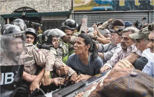  ?? JUAN BARRETO AGENCE FRANCE-PRESSE ?? Affronteme­nt entre manifestan­ts et policiers à Caracas, le 12 mai dernier. Les manifestat­ions quotidienn­es ont fait près de 40 morts depuis le début d’avril.