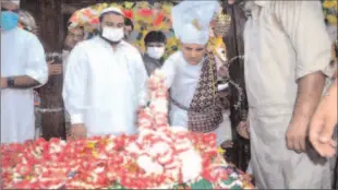 ??  ?? MULTAN
Foreign Minister Makhdoom Shah Mahmood Qureshi laying floral wreath at the Shrine of Hazrat Bahauddin Zakariya Multani (RA) on the occasion of 782th Urs ceremony of the saint. -APP