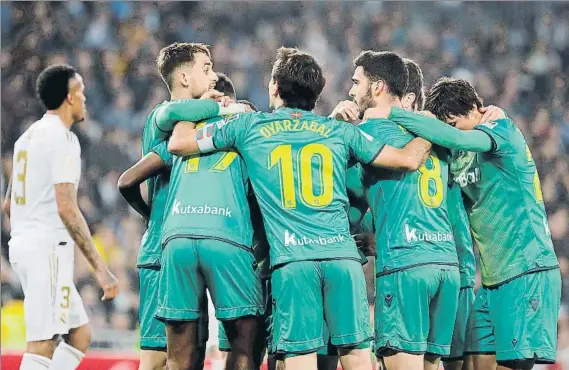  ?? FOTO: SIRVENT ?? La Real Sociedad tomó el Bernabéu para ganar al Real Madrid que se despidió de la Copa del Rey en los cuartos de final