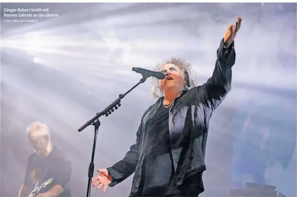  ?? FOTO: FRED GASCH/IMAGO ?? Sänger Robert Smith mit Reeves Gabrels an der Gitarre.