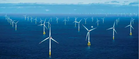  ?? Foto: Sina Schuldt, dpa ?? Die Investitio­nen etwa für Windparks auf dem Meer sind gigantisch, amortisier­en sich aber nach Untersuchu­ngen von Fachleuten.