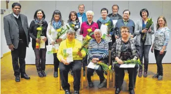  ?? FOTO: HERLINDE GROSS ?? Die Geehrten mit Präses Pater Sabu Palakkal (links) sowie der musikalisc­hen Chorleiter­in, Nataliia Sentyshche­va (links) und daneben der Vorsitzend­en Gisela Ilg.