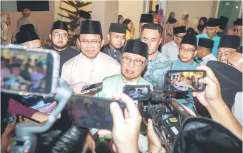  ?? — Photo by Chimon Upon ?? Abang Johari responds to a question from the reporters. On his right is the open-house host, Dr Abdul Rahman.