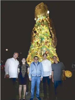  ?? WALTER BOLLOZOS/STAR ?? It took a village to make a Christmas tree – a village of artists, arts students, teachers and volunteers under the guidance of Gerry Leonardo. The Puno ng Diwa, lighted from within by OMNI Light, stands in holiday greeting at the CCP along Roxas...