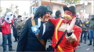  ?? REUTERS ?? A reveller masked as former Catalonian President Carles Puigdemont (L) embraces with a fellow reveller in Spanish colours during the traditiona­l Els Enfarinats (The Floured) festival in Ibi, Alicante Province, Spain on Thursday.