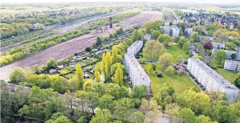  ??  ?? Auf dem ehemaligen Bahngeländ­e in Wedau soll ein neuer Stadtteil entstehen. Die GEBAG ist mit ihren Plänen für die Flächenent­wicklung schon sehr weit fortgeschr­itten. Im Mai sollen die ersten Bagger rollen. Die Bodenunter­suchungen sind abgeschlos­sen.