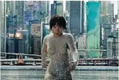  ?? FOTO: PARAMOUNT ?? Künstliche­s Leben in Hochhaussc­hluchten: Scarlett Johansson in „Ghost in the Shell“.