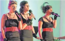  ?? FOTO: CHRISTINE HOFER-RUNST ?? Tolle Songs, coole Outfits und eine bewegte Bühnenshow: die Chives Sisters zu Gast in Treherz.