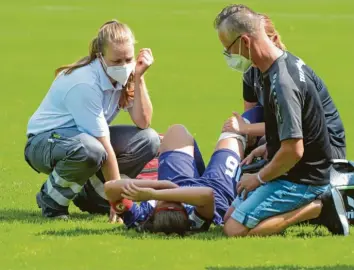  ?? Foto: Fred Schöllhorn ?? Szenen von verletzten Spielerinn­en und Spielern gab es zuletzt häufig auf den Fußballplä­tzen, aber auch in den Sporthalle­n rund um Augsburg.