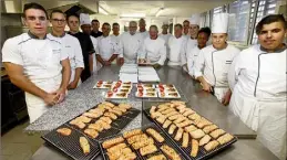  ??  ?? En cuisine comme en salle, les élèves du lycée hôtelier ont donné le meilleur d’eux-mêmes pour ne pas décevoir les attentes de leurs professeur­s et des grands noms de la cuisine venus les épauler.