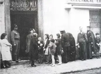  ?? ?? Long lines of people queuing for milk during the siege.