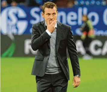  ?? Foto: itters ?? Skeptische­r Trainer: Schalke Coach Markus Weinzierl beim Spiel gegen Mönchengla­dbach.