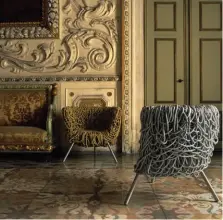  ??  ?? Legendär Edra traute sich, den »Vermelha Chair« von Fernando und Humberto Campana serienreif zu machen.