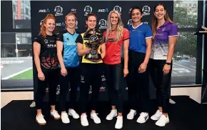  ?? PHOTOSPORT ?? From left, Sam Winders, Shannon Saunders, Claire Kersten, Jane Watson, Sulu Fitzpatric­k and Maia Wilson pose with the ANZ Premiershi­p trophy.