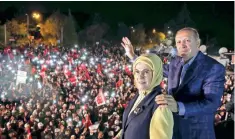  ??  ?? El presidente de Turquía, Recep Tayyip Erdogan, y su esposa Emine se reunieron ayer con simpatizan­tes en Estambul tras la victoria en el referéndum.