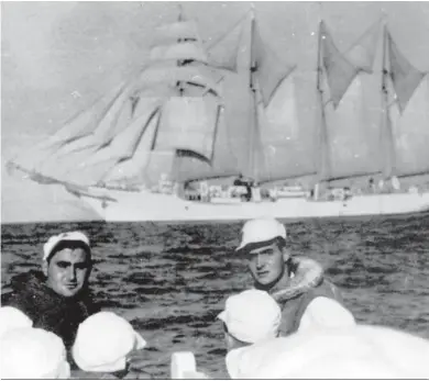  ?? ARCHIVO ?? Don Juan Carlos realiza prácticas de navegación en 1958 bajo la supervisió­n del alférez Carrero.