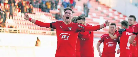  ?? FOTO: IMAGO ?? Der Jubel hielt sich beim FSV Zwickau in dieser Saison in Grenzen. Hier feiert Torschütze Jonas Nietfeld seinen Treffer zum 3:0-Sieg über den SC Paderborn 07.