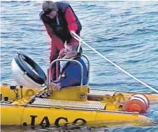  ?? FOTO: INSTITUT FÜR SEENFORSCH­UNG LANGENARGE­N ?? Hans Fricke (sitzend) und ein Mitglied des Bergungste­ams auf dem UBoot „Jago“.