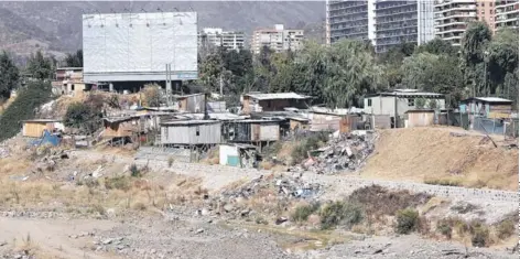  ??  ?? ► El campamento Juan Pablo II, ubicado en la ribera del río Mapocho. LOS OTROS CAMPAMENTO­S DE LO BARNECHEA