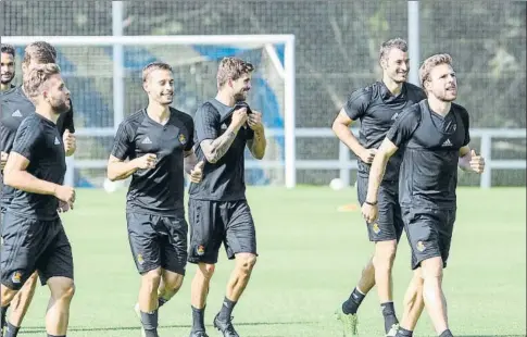  ?? FOTOS:UNCITI ?? Iñigo sonríe en presencia de Agirretxe, Canales, Kevin e Illarra. Januzaj protege el balón en presencia de Prieto. Abajo, jugadores como Llorente, Agirretxe e Illarra tuvieron problemas para abandonar el z2 debido a la masiva afluencia de jóvenes...