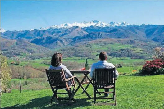  ??  ?? Una pareja disfruta de los montañas mientras bebe sidra.