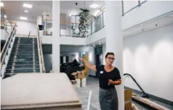  ?? FOTO: SACHARIAS KÄLLDÉN ?? SKA BLI STÖRST. Lena Wolmner visar upp det som ska bli Stockholms största folkets hus efter att det renoverats för nio miljoner kronor.