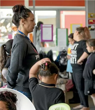  ?? JOSEPH JOHNSON/ STUFF ?? Raewyn Hodge teaches kapa haka to a class of about40 children at Haeata Community Campus during Maori Language Week. At left, she is pictured with pupil Haylee Aldridge,10.