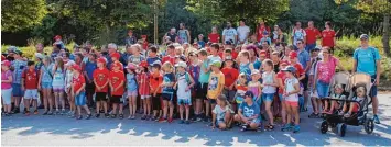  ?? Foto: Erhard Witt ?? Die Kinder der Krebsstati­on mit ihren Eltern und die Bayernfans bildeten eine große Menschenan­sammlung bei der Fahrt in den Skyline Park. Auch der Bayern Fanclub Red Wood Cats aus Otting gesellte sich dazu.