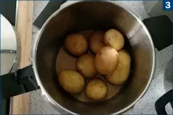  ??  ?? 3 (3) Energieeff­izient wie nie: Schon 400 ml Wasser reichen aus, um 750 g Kartoffeln (ca. acht Stück) zu kochen
(4) Vorsicht: Bei Schnellkoc­htöpfen (hier: Easy Click) entsteht Druck, der in Form von heißem Dampf durch die Ventilöffn­ung ruckartig entweicht