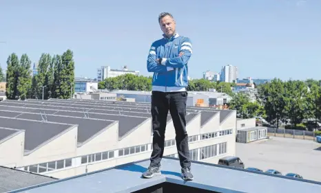  ?? FOTO: MATTHIAS KOCH/IMAGO ?? Kay Bernstein, hier auf dem Dach seiner Firmenzent­rale in Neukölln, ist neuer Präsident von Hertha BSC Berlin.