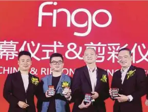  ?? PIC BY SAIFULLIZA­N TAMADI ?? (From left) Fingo chief marketing officer Messi Wang, its chief executive officer Jack Yi, Deputy Internatio­nal Trade and Industry Minister Dr Ong Kian Ming and Fingo general manager Lee Chee Sing showing Fingo’s applicatio­n in Kuala Lumpur yesterday.