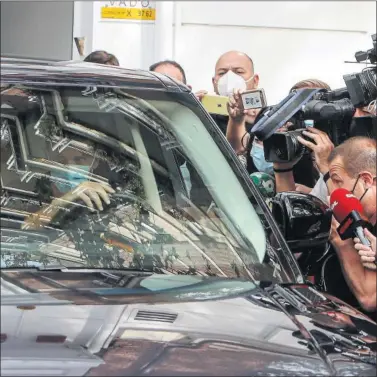  ??  ?? Javi Gracia conduce su coche en la salida del aparcamien­to de las oficinas del Valencia.