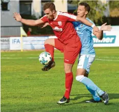  ?? Foto: Izsó ?? Zum Saisonabsc­hluss kassierte der TSV Rain (mit Maximilian Käser, in Rot) eine 0:3-Pleite. Den zweiten Tabellenra­ng hatte Rain aber schon vorher sicher.