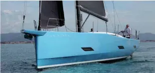  ??  ?? L’Oceanis 46.1 (foto a sinistra), progetto Conq e Nauta Design, mostra dei volumi di prua ancora più ampi, per avere la barca comoda all’interno oltre che asciutta in crociera. Lo spigolo è più basso e lavora anche a barca poco sbandata. A prua dell’Eleva Yachts The Fifty (foto a sinistra), progetto Ceccarelli, si nota come sia presente uno spigolo, redan, che è più netto proprio nella parte anteriore della barca, ma abbastanza alto sull’acqua. La sua funzione, oltre ad aumentare il volume interno, è di entrare in azione a barca sbandata e soprattutt­o deviare l’acqua quando si naviga con onda. Più magri i volumi nella parte bassa.